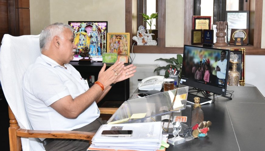 Chief Secretary interacted with the Principal and children of English Medium Primary School, Pahadipur and Gandhi Inter College-Marufpur through V.C.