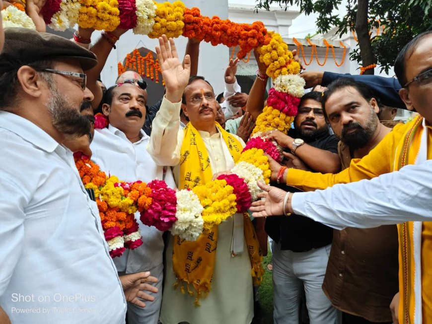 Dr. Dinesh Sharma was welcomed and congratulated by the traders of the capital with garlands and flowers on his election as a Rajya Sabha member unopposed