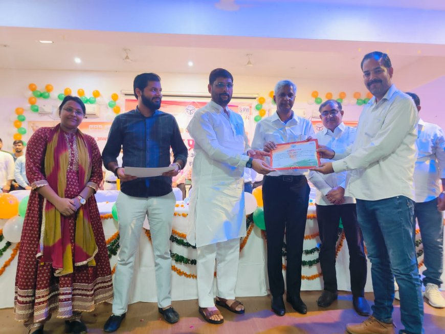 Public representatives distributed prizes to cleanliness quiz winners