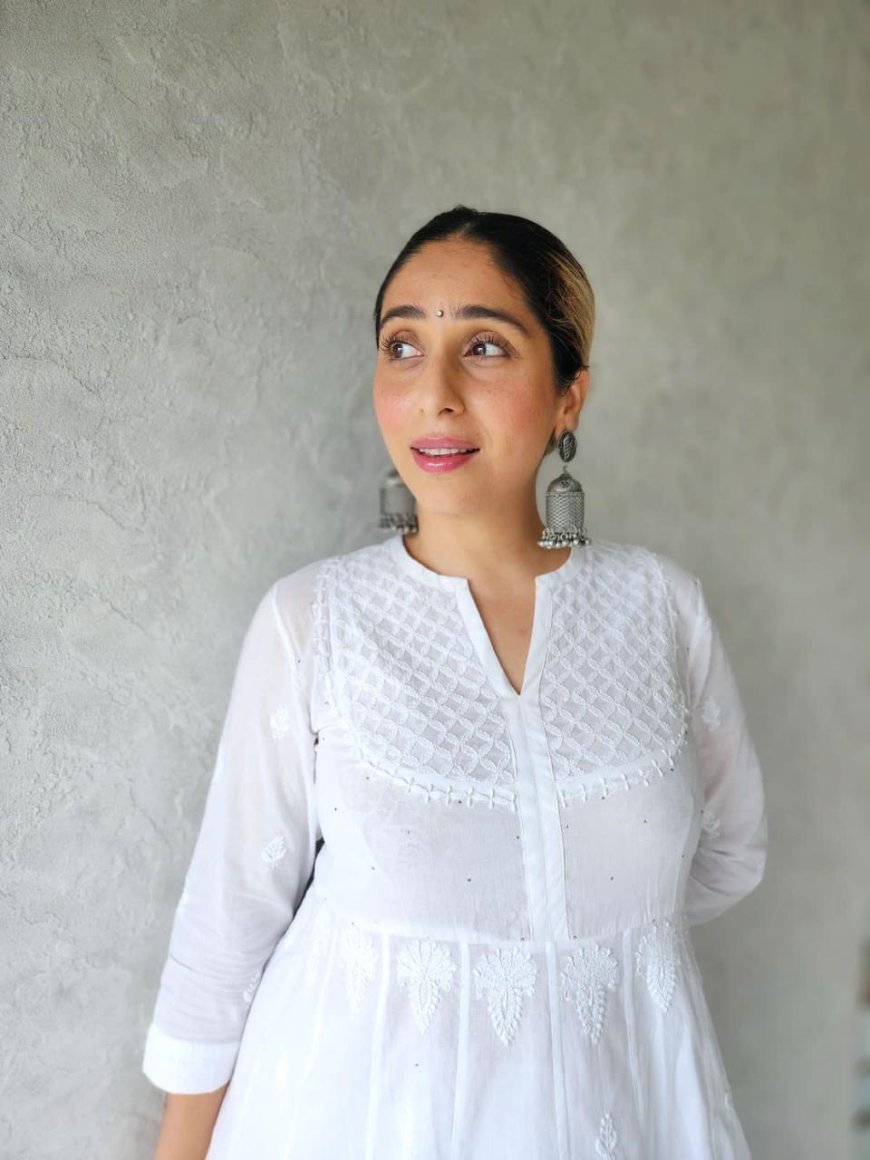 Neha Bhasin is the ultimate queen of ethnic fashion in white, radiates positivity and happy vibes