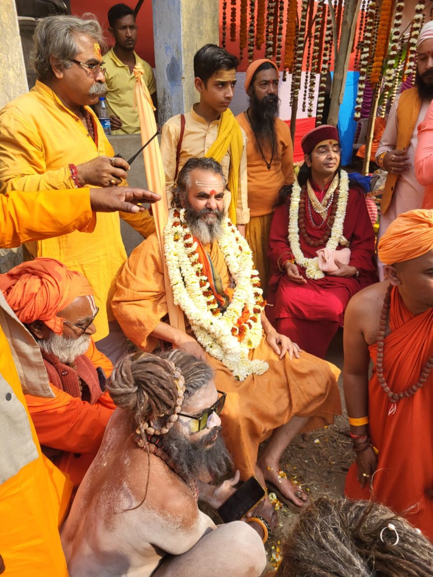 Swami ji blessed the disciples and devotees