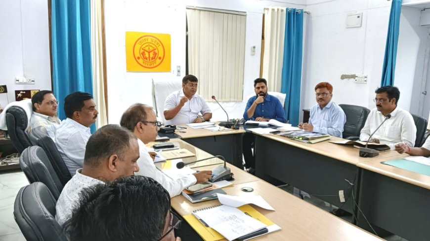 The District Magistrate reviewed the CM Dashboard flagship programs with the officials