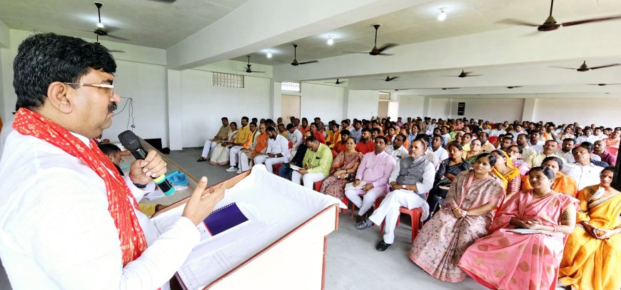 Meeting of Shakti Kendra Coordinator, In-charge and migrant people of Katehari Vidhan Sabha was held to teach them the tricks of breaking the electoral maze