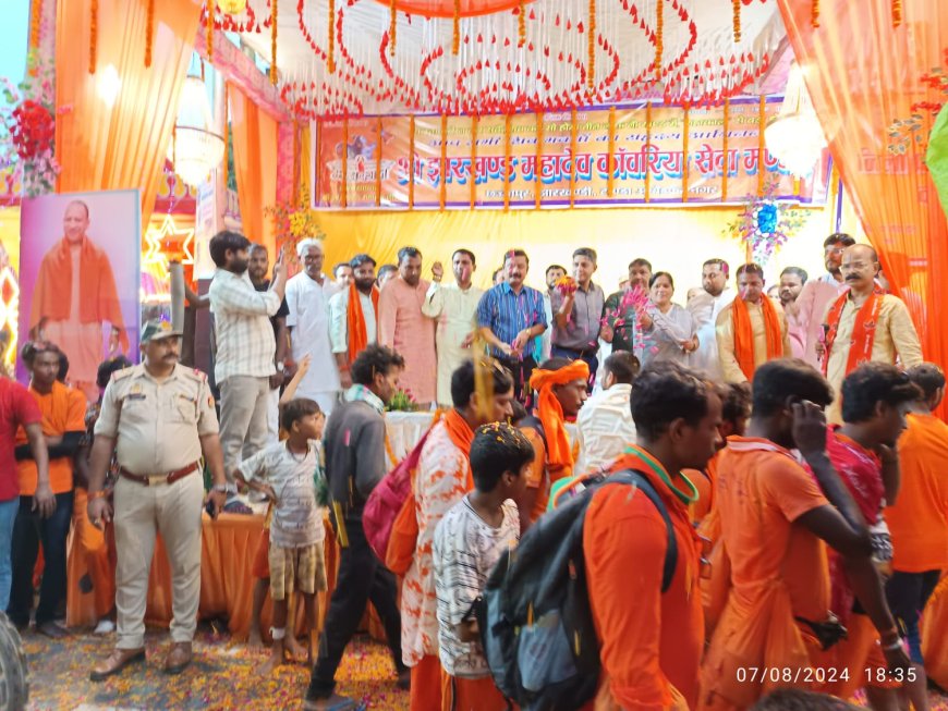 District Panchayat Chairman, District Magistrate, Superintendent of Police and other officials welcomed the Kanwariyas by garlanding them near Jharkhandi temple under Tehsil Tanda