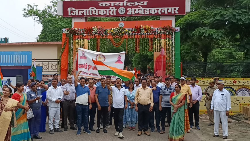 Prabhat Pheri taken out from Collectorate on the occasion of Kakori Train Action Centenary Festival