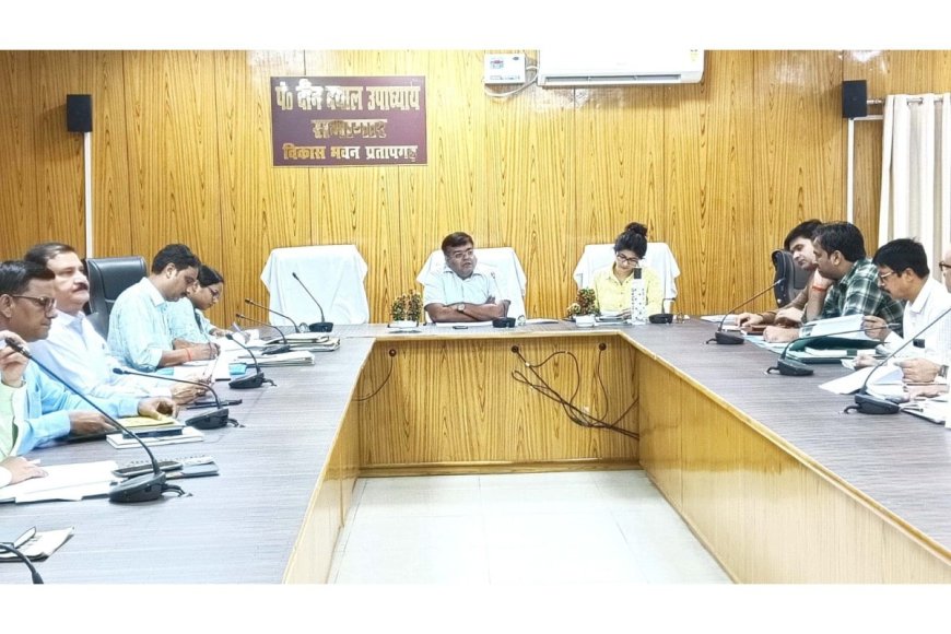 DM Pratapgarh Reviews Projects Exceeding 50 Lakh Rupees, Emphasizes Timely Completion