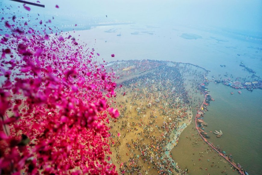 Mahakumbh Echoes with Flower Shower, Devotees Elated with Chants