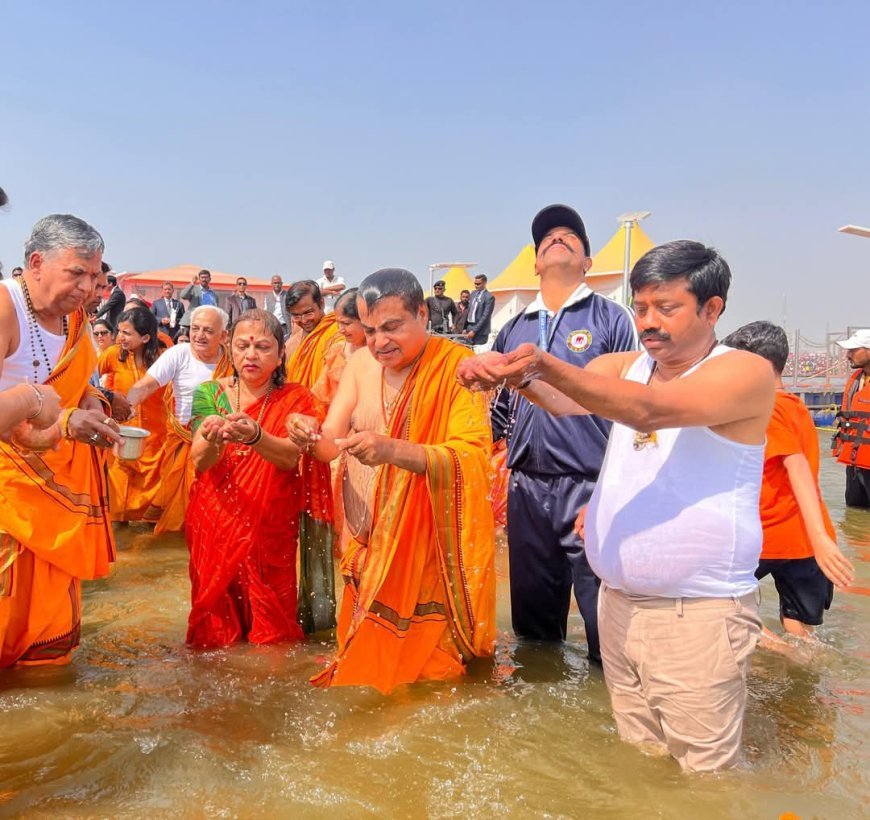 Union Transport Minister Nitin Gadkari Takes Dip at Maha Kumbh 2025