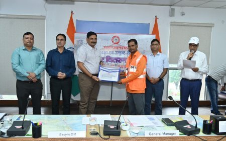 GM NCR rewarded 11 railway employees , Amar Singh and Rajni Kant became the best railway employees of the month of August 2025
