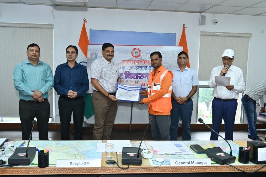 GM NCR rewarded 11 railway employees , Amar Singh and Rajni Kant became the best railway employees of the month of August 2025
