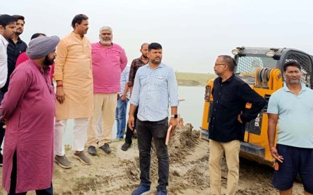 Mayor inspected the ghats before the upcoming Chhath Puja festival