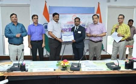 General Manager felicitated 10 railway employees with safety awards