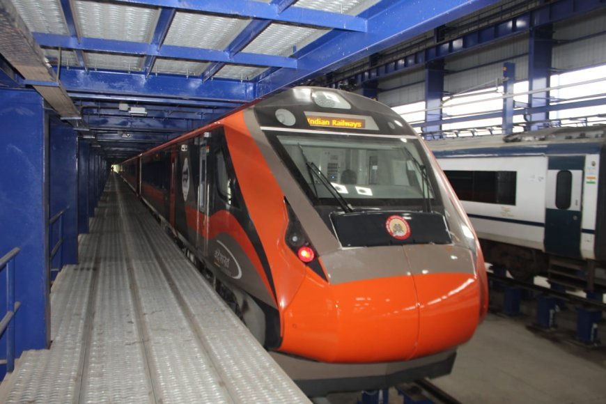 Passengers of Vande Bharat get a pleasant journey with Chhath songs 