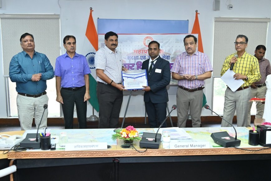 General Manager felicitated 10 railway employees with safety awards
