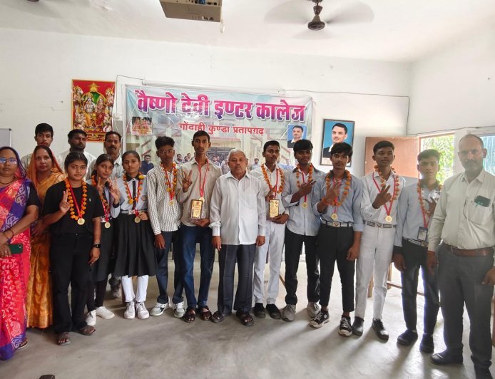 Kunda School Honors Board Toppers; District Ranker Kajal Yadav Awarded Full Scholarship
