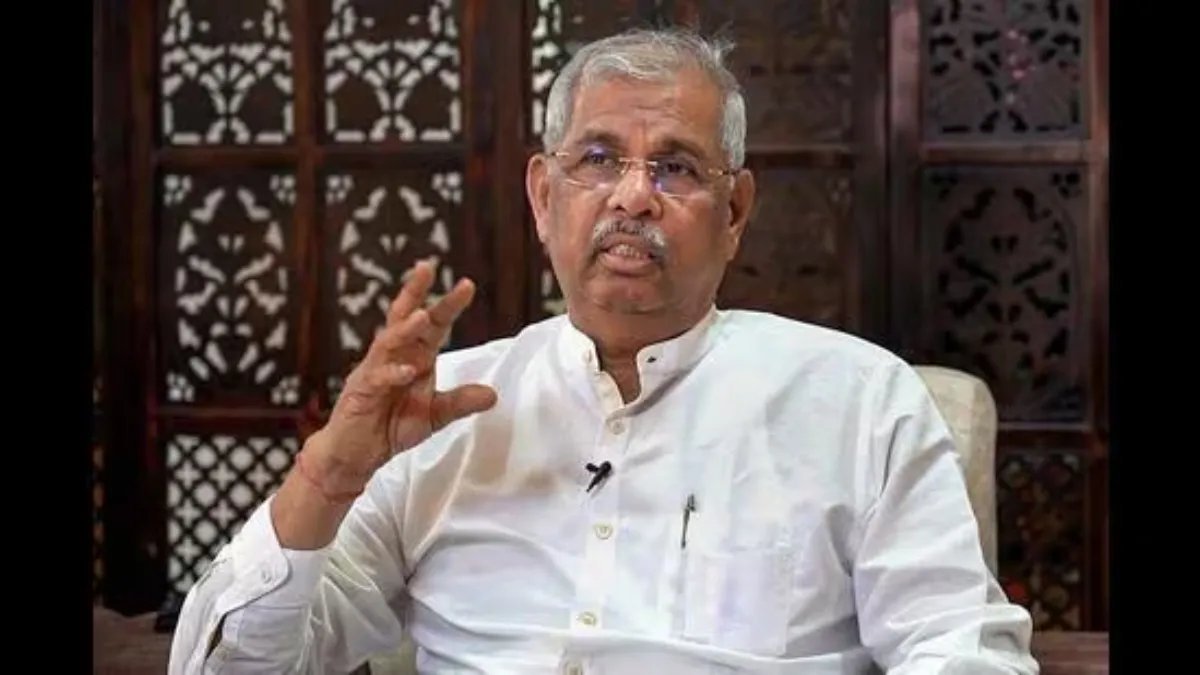  Kerala Governor Rajendra Arlekar Calls Out UDF Government After Police Band Cuts Vande Mataram 