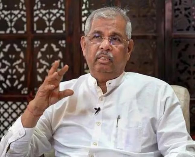  Kerala Governor Rajendra Arlekar Calls Out UDF Government After Police Band Cuts Vande Mataram 