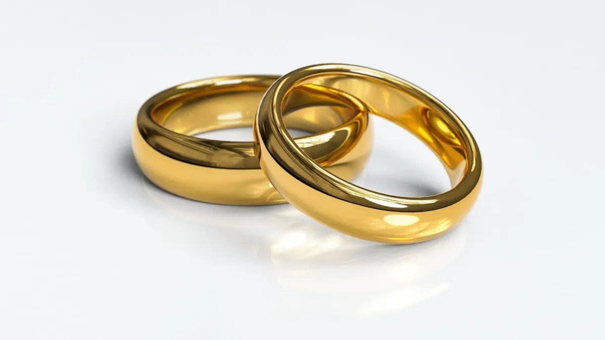 Gold Plummets Below 1.53 Lakh Amid Escalating Middle East Hostilities