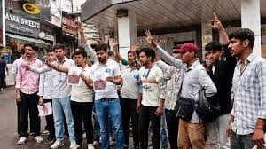 NSUI Activists Demonstrate In Hamirpur Demanding Action Against Competitive Examination Paper Leaks