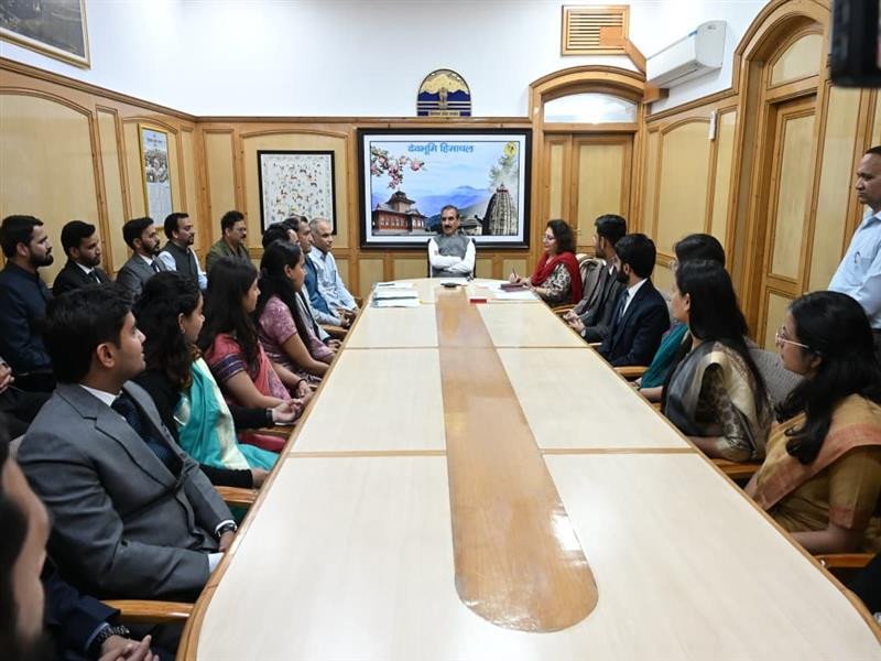 Chief Minister Inspires Young Administrative Officers to Cultivate Transparent Governance