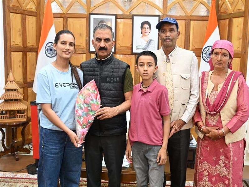 Chief Minister Felicitates Everest Summiteer Ruchi Thakur for Her Historic Achievement