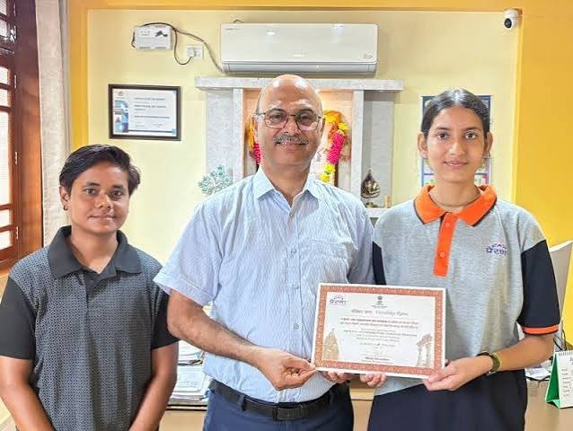 Nagrota Bagwan Student Proudly Attends Prestigious Union Ministry Prerana Programme In Gujarat  