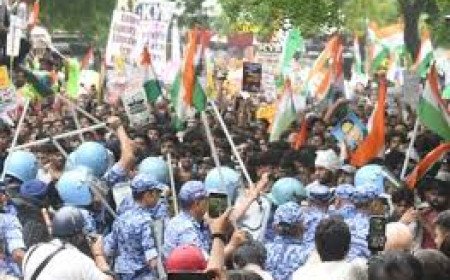 Congress Leaders Staged Flash Protest Near Prime Minister Residence Following Student Lathi Charge Incident