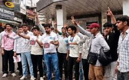 NSUI Activists Demonstrate In Hamirpur Demanding Action Against Competitive Examination Paper Leaks