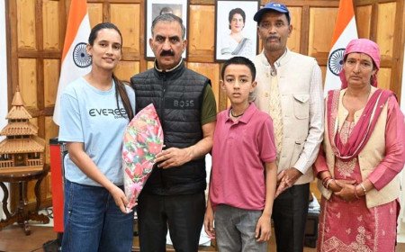 Chief Minister Felicitates Everest Summiteer Ruchi Thakur for Her Historic Achievement