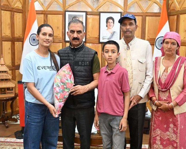 Chief Minister Felicitates Everest Summiteer Ruchi Thakur for Her Historic Achievement