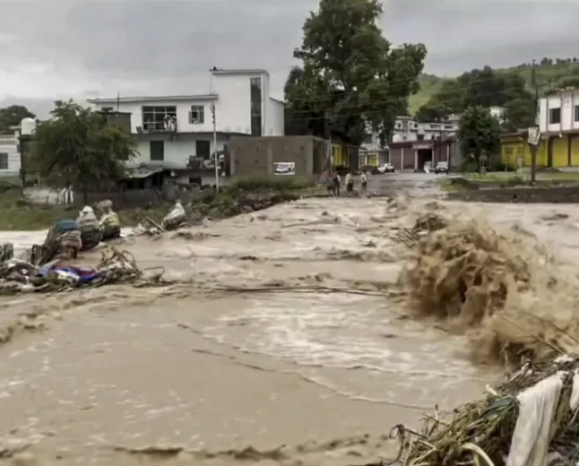 Meteorological Department Issues Severe Rain Alerts Across Uttar Pradesh Cities Facing Heavy Waterlogging  