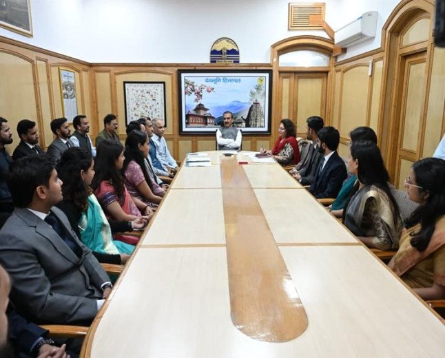 Chief Minister Inspires Young Administrative Officers to Cultivate Transparent Governance