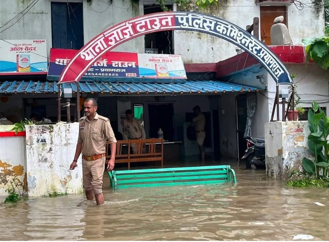 Heavy Rain in Prayagraj , NDRF on action for Rescues 