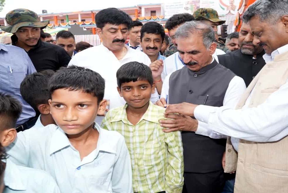 CM Sukhu Wins Hearts with Playful Gesture as Schoolchildren Demand Autographs on Their Shirts