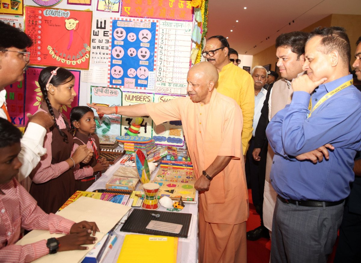 Yogi Government Boosts Honorarium and Cashless Health Insurance for 3.53 Lakh School Cooks