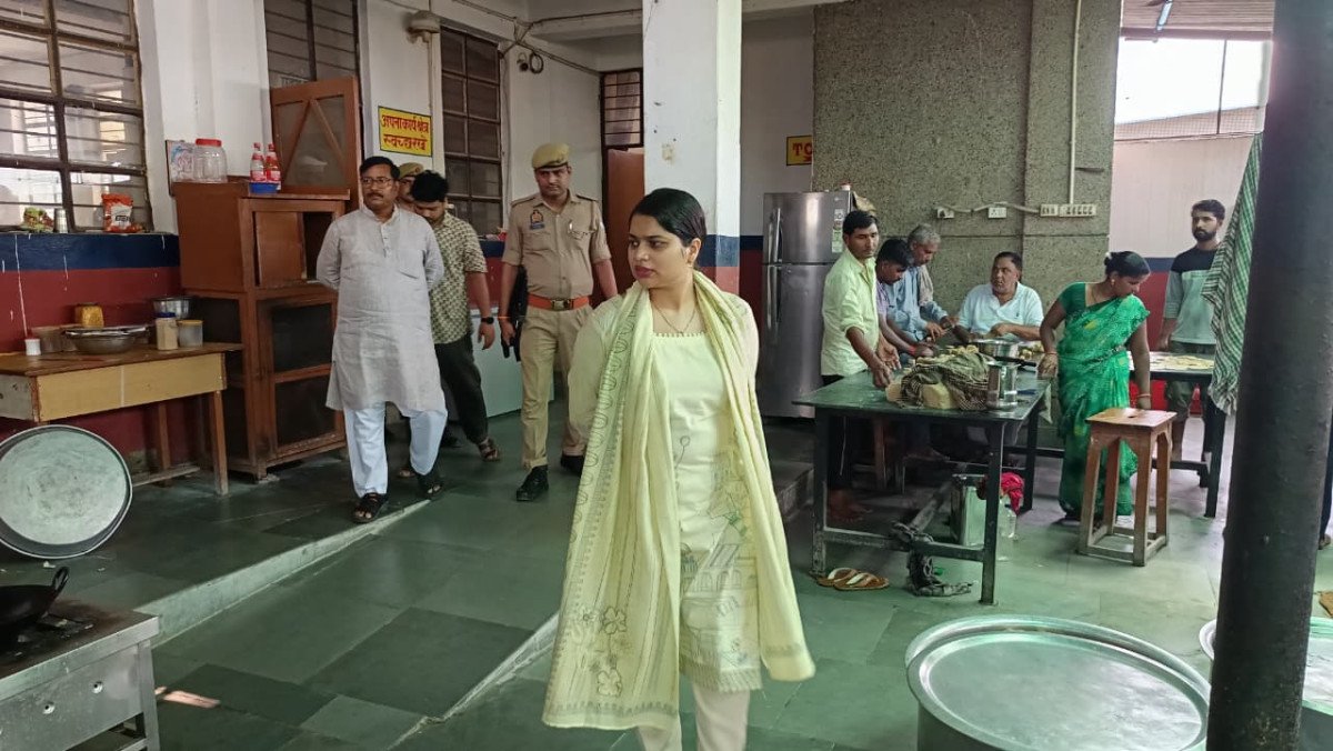 Ambedkar Nagar DM Esha Priya Inspects Jawahar Navodaya Vidyalaya, Urges Students to Pursue Excellence