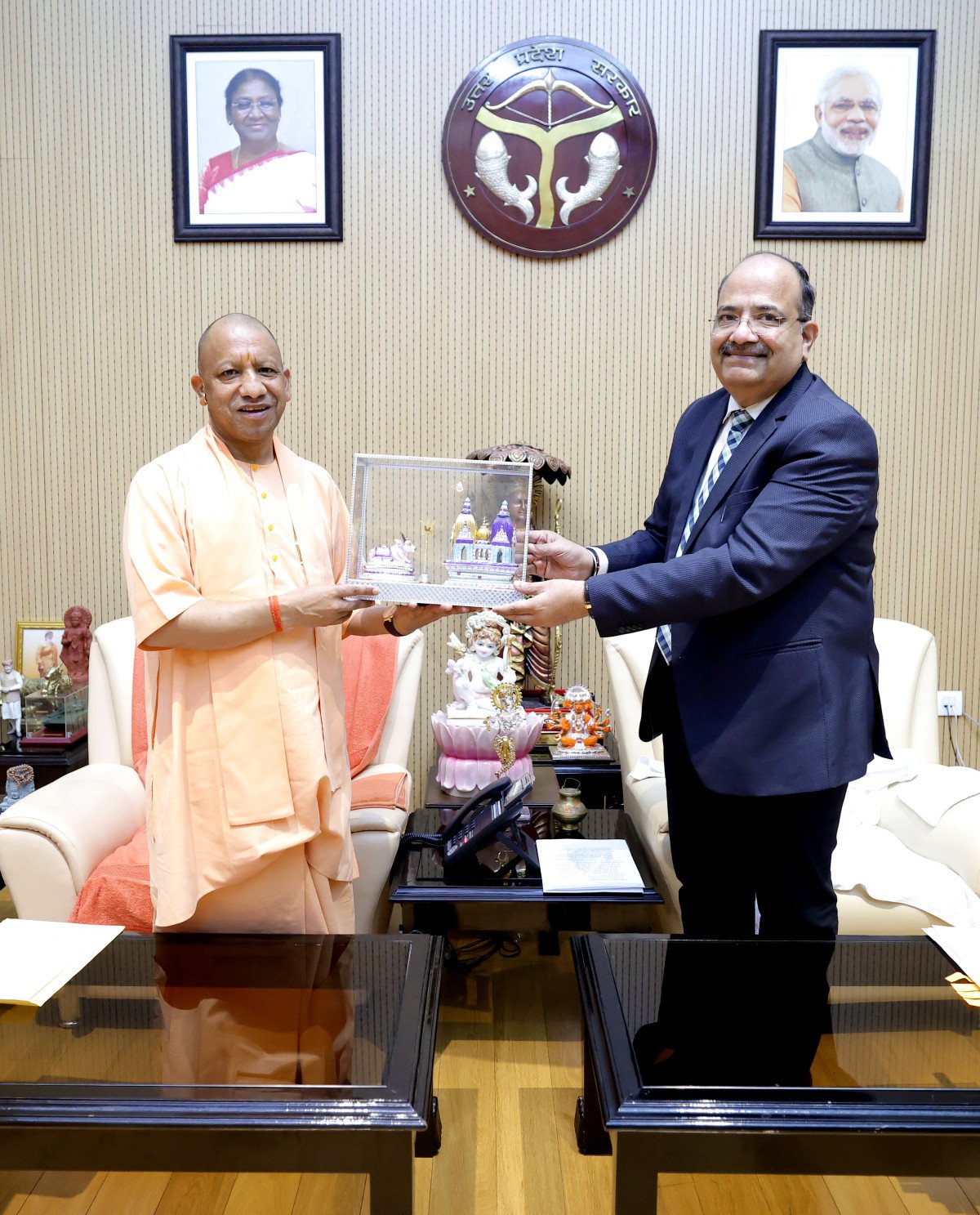 CHIEF JUSTICE ARUN BHANSALI MEETS CM YOGI ADITYANATH IN LUCKNOW