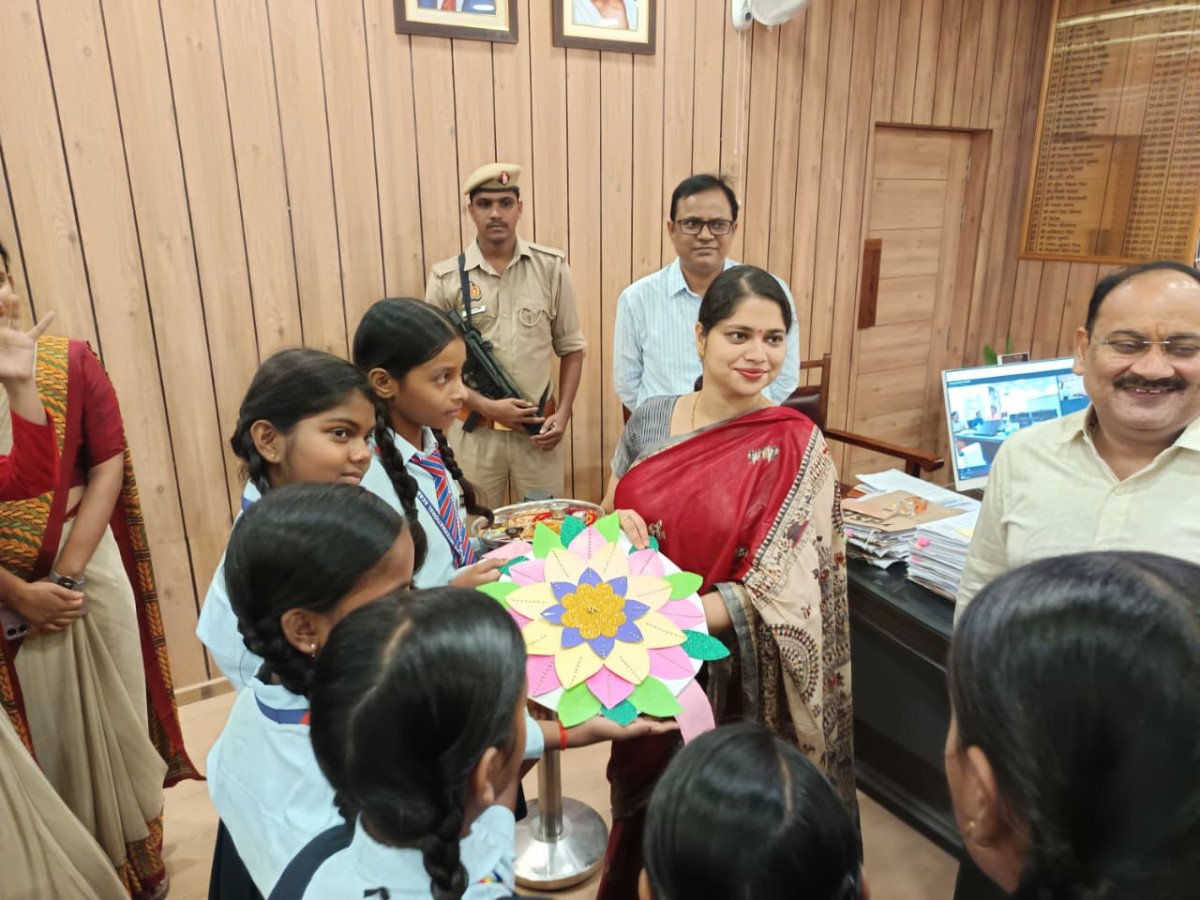 Children Tie Rakhi to Ambedkar Nagar DM Isha Priya; Official Extends Warm Festive Greetings