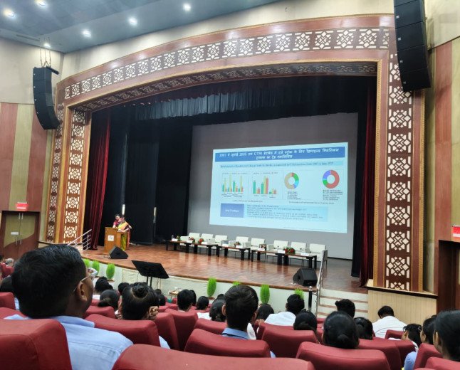 Goel Institute Pharmacy Students Participate in CSIR-CDRI’s Scientific Hindi Seminar in Lucknow