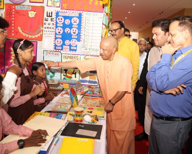 Yogi Government Boosts Honorarium and Cashless Health Insurance for 3.53 Lakh School Cooks