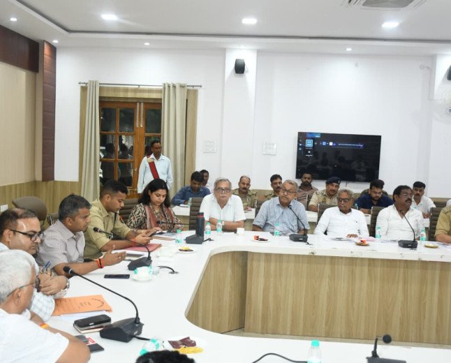 "Every Sister Must Reach Her Brother Safely": Prayagraj DM Chairs High-Level Transport Meeting for Rakshabandhan