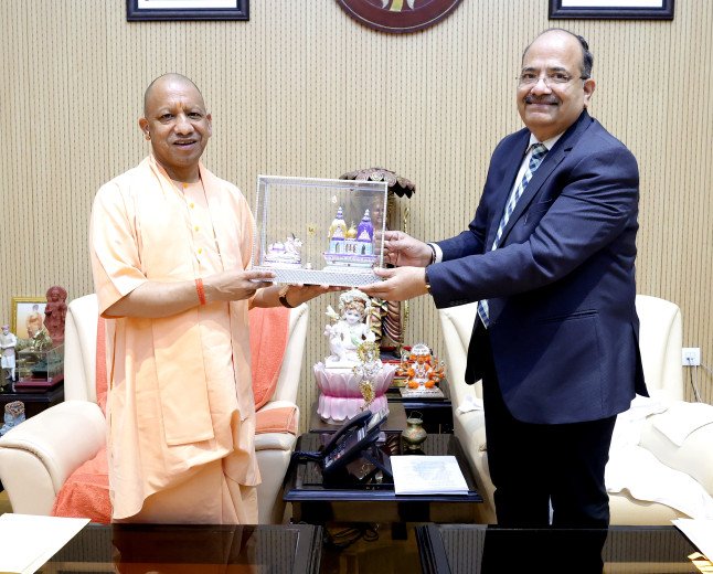 CHIEF JUSTICE ARUN BHANSALI MEETS CM YOGI ADITYANATH IN LUCKNOW