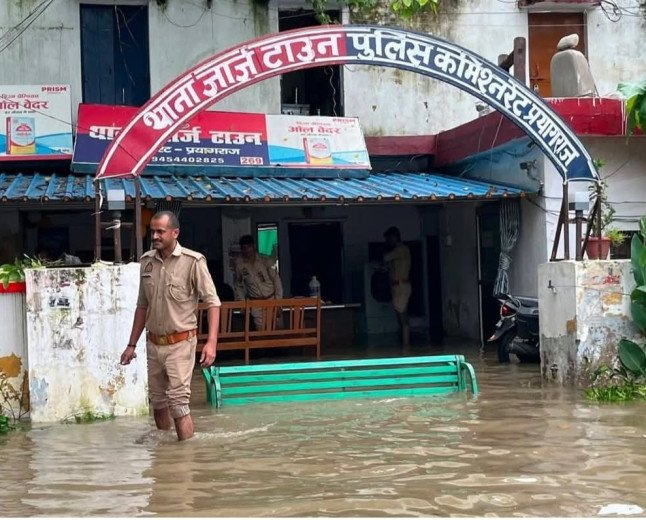 Heavy Rain in Prayagraj , NDRF on action for Rescues 