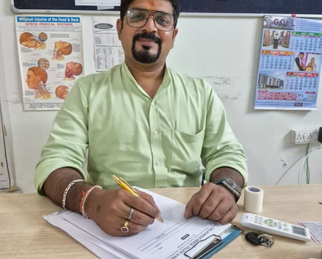 Monsoon Joint Care: Expert Tips to Beat Back and Knee Pain with Physiotherapy