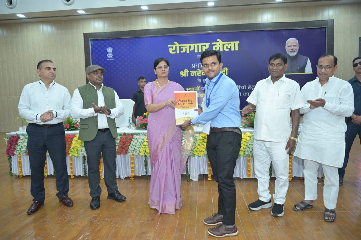 Union Minister Anupriya Patel Hands Appointment Letters to 81 Candidates at UPRTOU Rozgar Mela