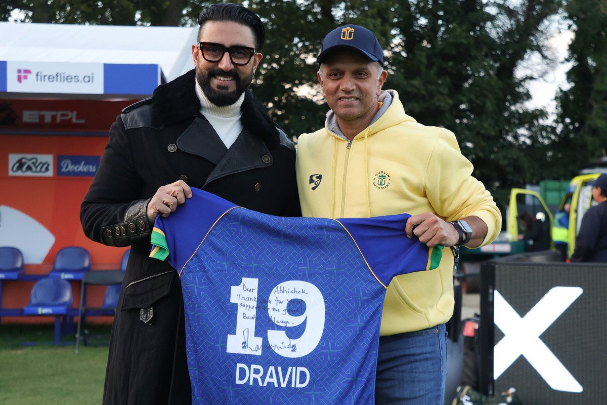 Rahul Dravid Gifts Iconic Signed No. 19 Jersey to Abhishek Bachchan