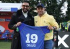  Rahul Dravid Gifts Iconic Signed No. 19 Jersey to Abhishek Bachchan