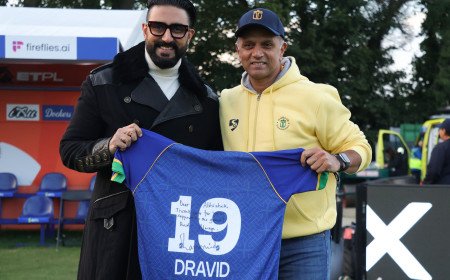  Rahul Dravid Gifts Iconic Signed No. 19 Jersey to Abhishek Bachchan