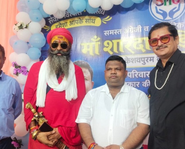 Actor Rohitashv Gaur Spread Smiles at Maa Sharda Medical Store's 21st Anniversary Event in Kanpur