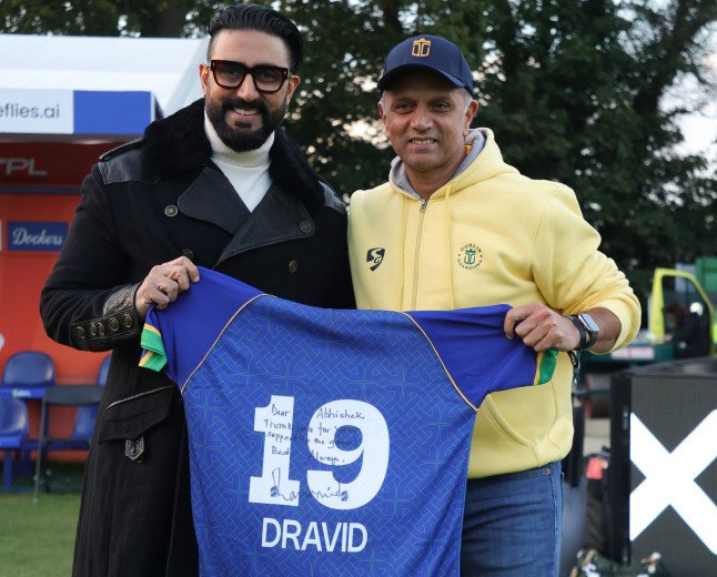  Rahul Dravid Gifts Iconic Signed No. 19 Jersey to Abhishek Bachchan